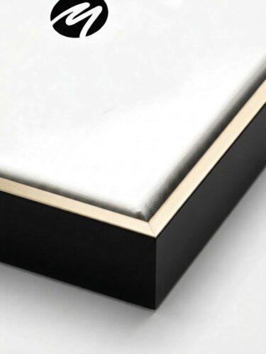 image preview of Schwimmender Holzrahmen in Schwarz und Gold